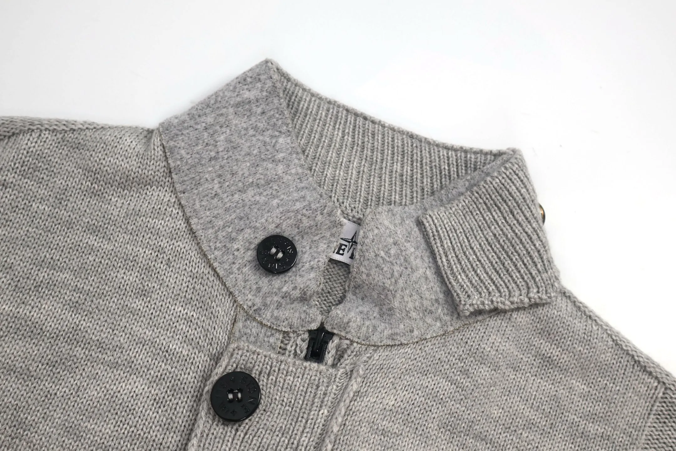 P680 Exclusive supply] Stone Island cardigan sweater (grey) The original version was purchased and developed by 3621. The fabric is woven with 100% sheep wool yarn. The overall comfort is more skin-friendly than the original version. The YB upper body is particularly tight. We adjusted the overall feel and skin-friendly feel based on the quality of the original wool yarn. They are both more comfortable and breathable than the ZP upper body. There is no difference between the stripes and the original version. And it can be done with full grade. Supports random detection of wool content. Guarantee that every item the customer gets is a high-quality one. Custom-made 100-yuan woolen access control hemming. After the factory hemming of the clothes and sweaters is completed, they still need to be sent to the woven factory for secondary processing. It is very laborious. Custom-made hardware buttons, Stone Island armbands, and zippers took 3 months to complete. The details are full. The overall wiring is straight and delicate, the fabric is comfortable and soft, and the color is consistent without color difference. It can be matched with the same style to create a fashionable look and control various occasions. Customized accessories, complete with three standards, the same style for men and women. Size:S-M-L